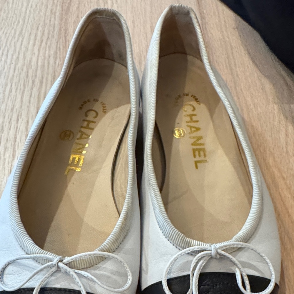 CHANEL Women's Black and white  Loafers - Picture 5 of 5